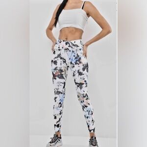 Nike One Printed Leggings – Women’s XL 
New Without Tags